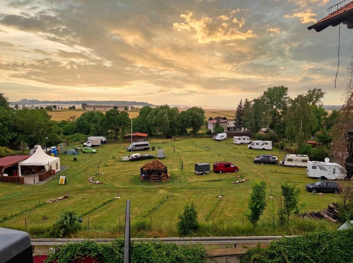 Der Campingplatz am Abend unter goldenen Wolken